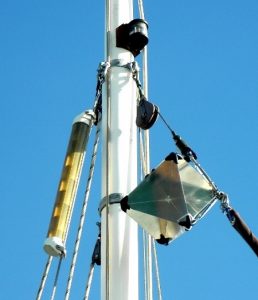 Yukarıdaki fotoğrafta hem yeni tip çubuk gibi olan hem de eski balıkçı tipi radar reflektörleri görünmektedir.